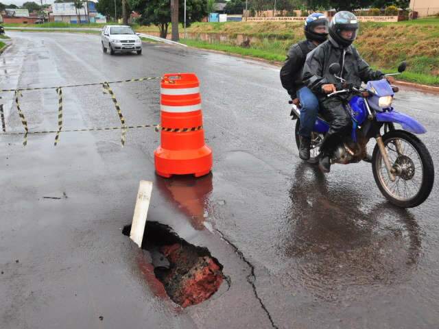  Buracos causam acidentes com moto em duas avenidas da Capital