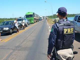 A PRF informou que o bloqueio causou congestionamento de 5 km. (Foto: Cláudio Pereira/JPNews)