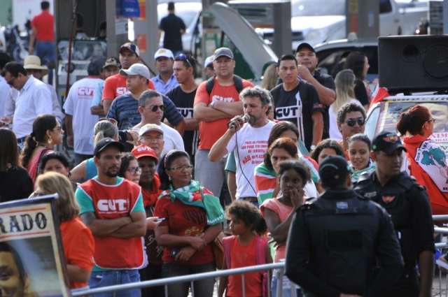 Protesto  de trabalhadores contra terceiriza&ccedil;&atilde;o recebe Eduardo Cunha