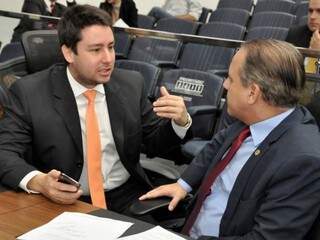 Deputados João Henrique Catan (PR) e Carlos Alberto David (PSL), durante sessão (Foto: Luciana Nassar/ALMS)