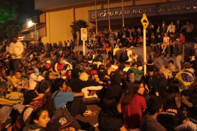 Grupo maior deixa a C&acirc;mara e segue para prefeitura; come&ccedil;a dispers&atilde;o