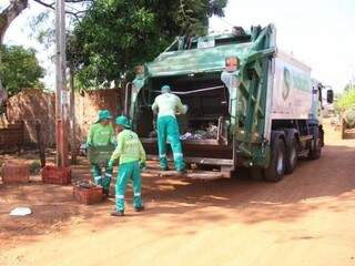 Cobrança pelos serviços de coleta e destinação de resíduos sólidos volta a ser feita nos carnês do IPTU. (Foto: Arquivo)