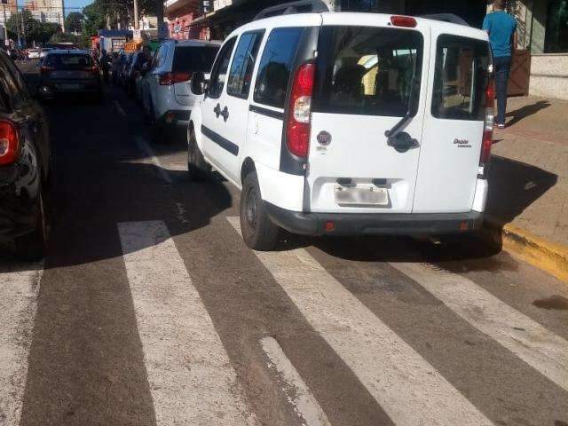 Carro da Prefeitura &eacute; flagrado estacionado em cima de faixa de pedestre