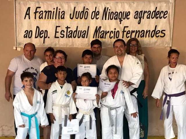 Projeto social inclue jovens no esporte e 150 judocas trocam de faixa