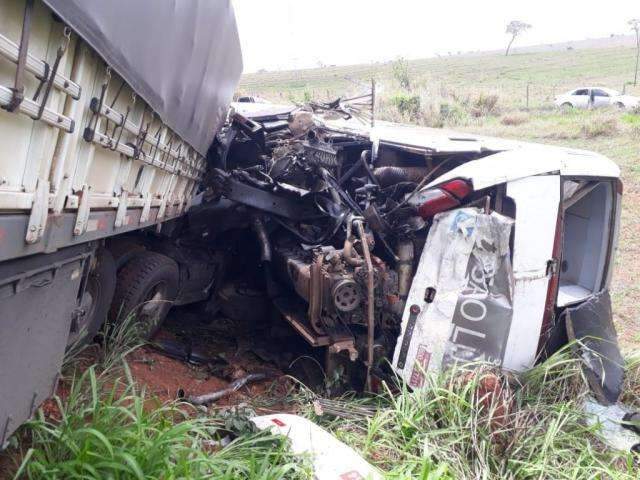 Colis&atilde;o de carreta em &ocirc;nibus deixa motorista preso &agrave;s ferragens na BR-158
