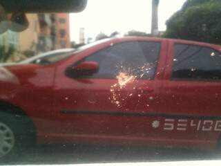 Carro ficou com vidro danificado.(Foto: Silvana Pinheiro)