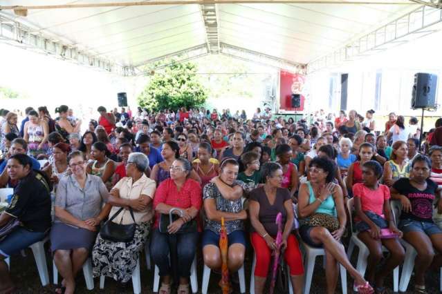 Projeto em bairro violento mira em jovens para trocar rua por cursos 