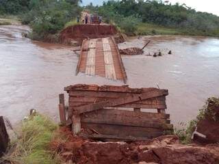 Ponte sobre o rio Seriguêlo desabou na segunda-feira (9). (Foto: Defesa Civil)