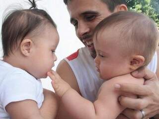 Emanuella e Filipe. Ela aos 4 meses e ele já com mais de 1 ano, bebês que sorriem o desenvolvimento das atividades da estimulação precoce. (Foto: Marcos Ermínio)