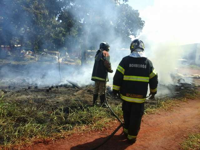 Bituca de cigarro provoca inc&ecirc;ndio que quase acaba em trag&eacute;dia na Moreninha