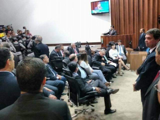 Protesto n&atilde;o impede e Assembleia aprova reforma por 13 votos a 7