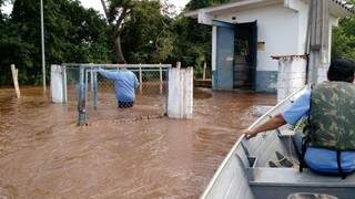 Policiais estão auxiliando funcionários da Sanesul para garantir abastecimento de água (Foto:Divulgação