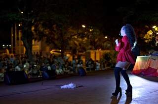 Drag Queens agitaram o público na concha acústica da Praça do Rádio Clube. (Foto: Gustavo Maia)