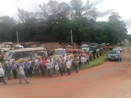 Produtores de mandioca paralisam colheita e protestam por preço maior
