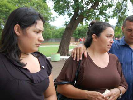 Emo&ccedil;&atilde;o e dor marcam &uacute;ltimo adeus a bombeiro em enterro na Capital
