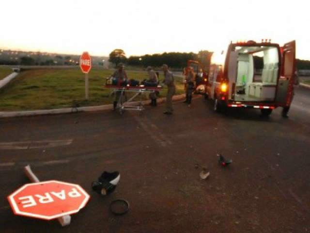  Motociclista fica ferido ap&oacute;s colidir contra placa de &ldquo;pare&rdquo; na BR-163