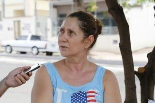 Vizinha do prédio, Leila Venâncio diz que sempre há usuários de drogas no local. (Foto:Gerson Walber)