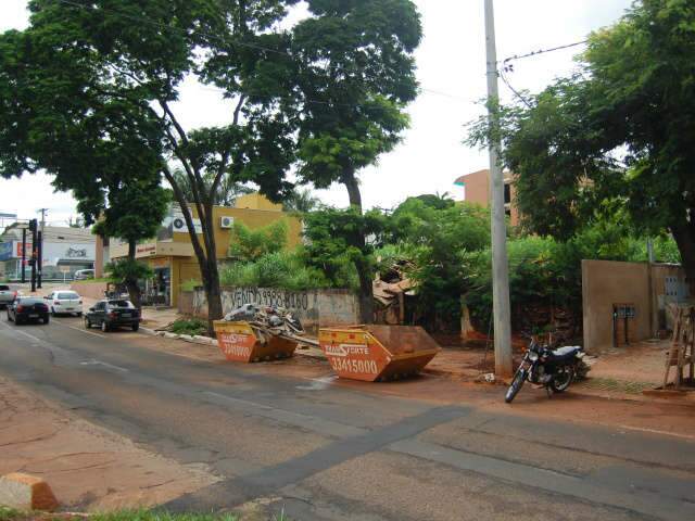 Terrenos abandonados e com mato alto s&atilde;o contraste no Centro da Capital