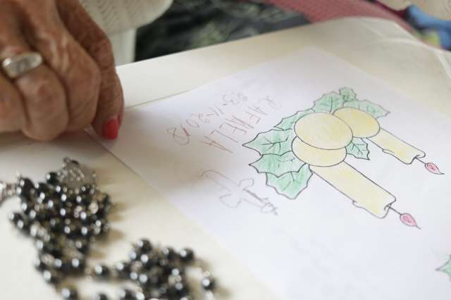 Desejos simples de fim de ano no asilo s&atilde;o escritos em listinha para Papai Noel