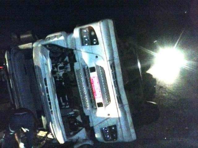 Caminh&atilde;o tomba em rodovia e carga de &oacute;leo &eacute; saqueada por moradores