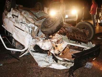 Acidente com tr&ecirc;s carros na rodovia deixa cinco pessoas feridas 