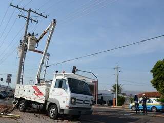 Técnicos da Enersul trocaram poste e cabos de energia. (Foto: Minamar Júnior)