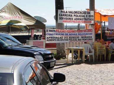 Policiais federais protestam durante visita de ministro em Corumb&aacute;