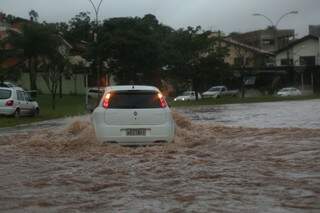 Carro tentou ultrapassar enxurrada, mas acabou enguiçado.