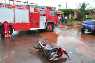 Acidente durante a chuva deixou motociclista ferido.