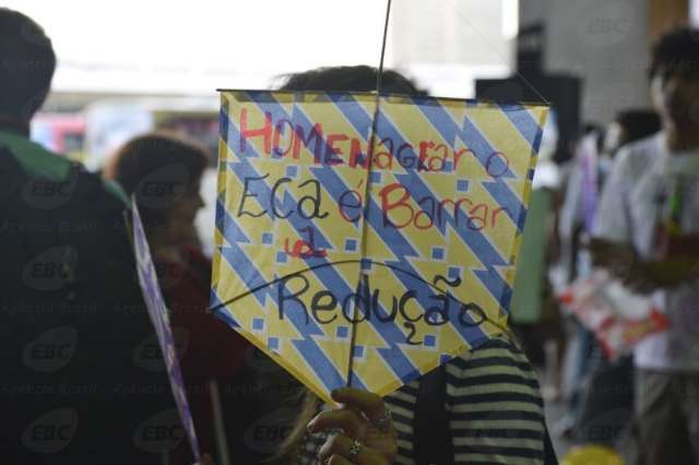 Protestos contra a redu&ccedil;&atilde;o da maioridade penal marcam os 25 anos do ECA
