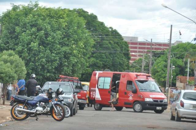 Homem &eacute; morto a tiros ao brigar com vendedor de moto e outro &eacute; baleado