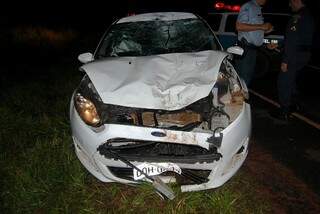 Carro ficou bastante danificado após batida (Foto: Sucrilho/Ivinotícia)
