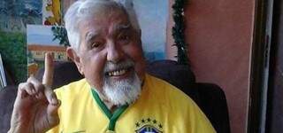 Rubén com camiseta do Brasil em dia de jogo da seleção contra o México, terra natal do ator.