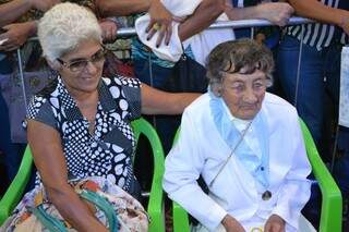Com 104 anos de idade, Maria foi acompanhada só para ver de perto o padre cantor. (Foto: Aline Araújo)