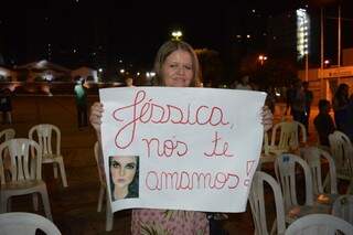 Geni Barbosa segurando o cartaz que fez para a filha, Jéssica Barbosa (Foto: Alana Portela)