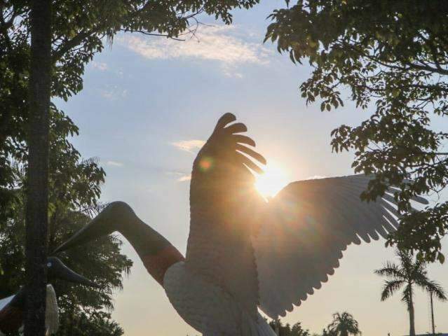 Calor&atilde;o n&atilde;o d&aacute; tr&eacute;gua, mas pode chover durante a tarde na Capital 