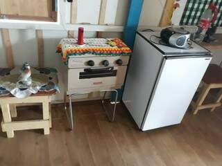 Fogão, frigobar, rádio e banquinhos de madeiras estão na casa (Foto: Arquivo pessoal)