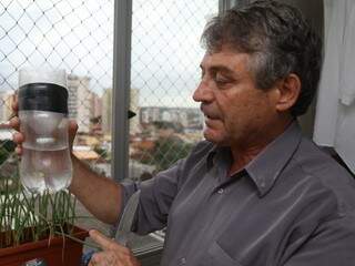 Engenheiro agrônomo Zeferino Braz aposta em armadilha para evitar disseminação do Aedes. (Foto:Fernando Antunes)
