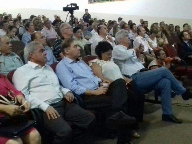 De sa&iacute;da, Bernal culpa Coffee Break e crise por caos nos cofres municipais