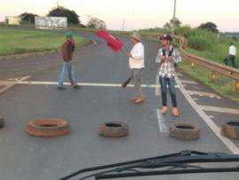 Sem-terra bloqueiam trechos de tr&ecirc;s rodovias desde o in&iacute;cio da manh&atilde;