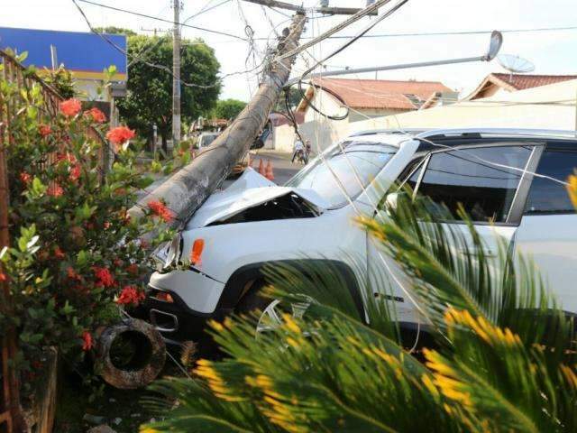 Colisão em rua movimentada deixa Recanto dos Pássaros sem energia