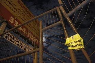 Uma placar escrito &quot;atividade interditada&quot; foi colocada nos portões do depósito. (Foto: Marcelo Victor)
