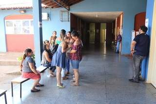 Mulher beija bebê no único local de votação em Anhanduí, a Escola Municipal Isauro Bento Nogueira (Paulo Francis)