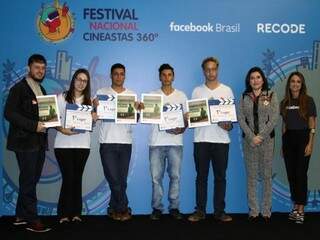 Estudantes durante premiação na Câmara de Deputados, em Brasília (Foto: Roberto Castello)