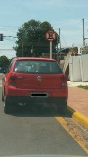 Na Vila Carlota, carro foi flagrado parado ao lado de faixa amarela. (Foto: Repórter News)