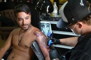 Nas mãos de Kallel, foram mais de 6 horas para a tatuagem ficar pronta. 