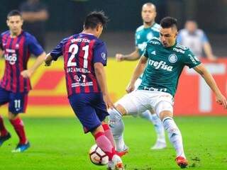 Disputa de bola na partida desta noite. (Foto: Djalma Vassão/Gazeta Press) 