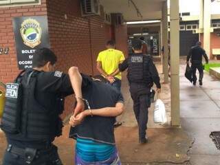 Policiais chegam à delegacia com presos na operação desta quinta-feira em Dourados (Foto: Adilson Domingos)