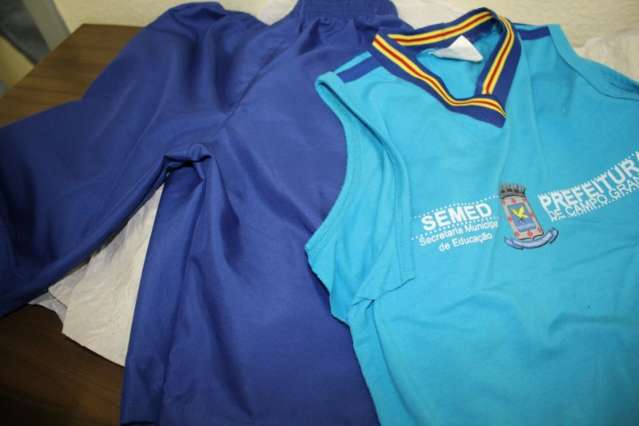 Secret&aacute;ria nega sumi&ccedil;o e diz que s&oacute; falta entregar 30% dos uniformes