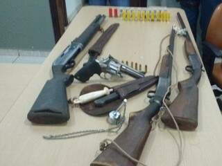 Armas apreendidas pela polícia com caçadores (Foto: divulgação/PMA)